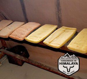 Foto de barritas chuches himalayas en preparación en una habitación. Queso de yak para perros