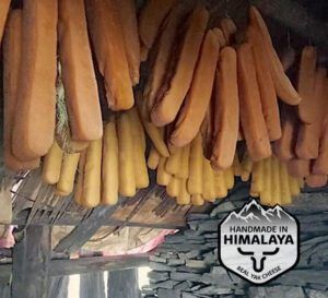 Barritas Churpi de leche de yak colgadas. Snacks artesanales para perros original del Nepal