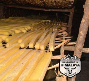 Barritas Churpi secándose, quesos artesanales para perros naturales con leche de yac del Himalaya